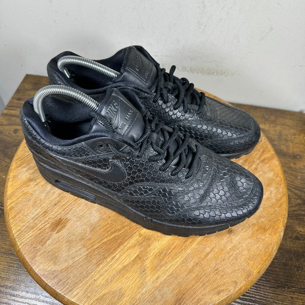 Nike Air Max 1 Premium Black Snakeskin Women 10 Sneakers 454746-014 Triple Black